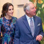La Reina Letizia y el príncipe Carlos en la exposición de Sorolla