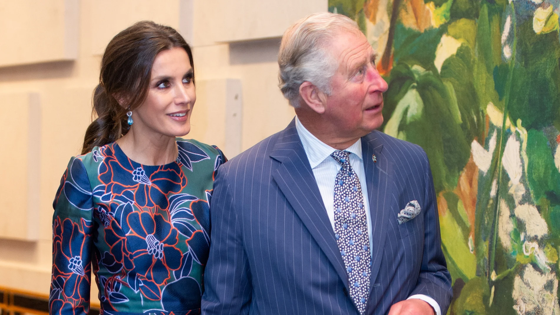 La Reina Letizia y el príncipe Carlos en la exposición de Sorolla