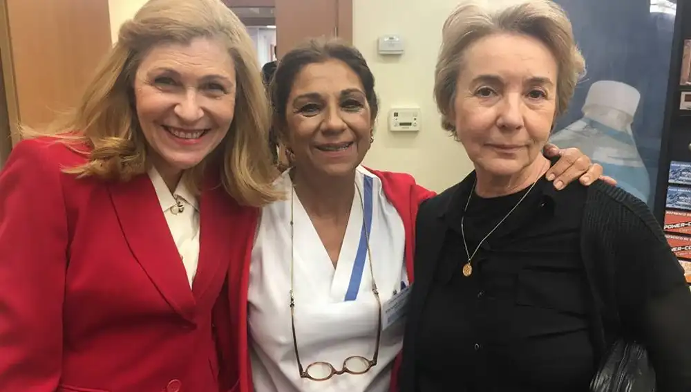 La actriz junto a sus compañeras de reparto en "Centro médico"