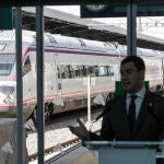El presidente de la Junta, Juanma Moreno dirige unas palabras al público asistente en el acto oficial de apertura del servicio directo de AVE entre Málaga y Granada. Álex Cámara / Europa Press
