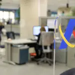 Una empleada trabaja en una oficina de la Agencia Tributaria