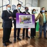 El alcalde David Esteban, el delegado territorial de la ONCE en Castilla y León, Ismael Pérez, presentan el cupón, junto a la presidenta del Consejo Territorial ONCE, Rosa Rubio, y el presidente de la Junta de Semana Santa de Medina de Rioseco, Antonio Herrera