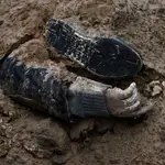 El cuerpo de una persona muerta y enterrada en una fosa común en la ciudad ucraniana de Bucha