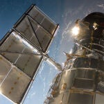 El Telescopio Espacial Hubble en una imagen tomada por un miembro de la tripulación de la Misión de Servicio 4 justo después de que el transbordador espacial Atlantis capturara al Hubble con su brazo robótico el 13 de mayo de 2009, comenzando la misión de actualizar y reparar el telescopio.