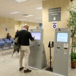 Un hombre recoge su turno en una oficina de la Agencia Tributaria un día antes de que comience la Campaña de la Renta 2021