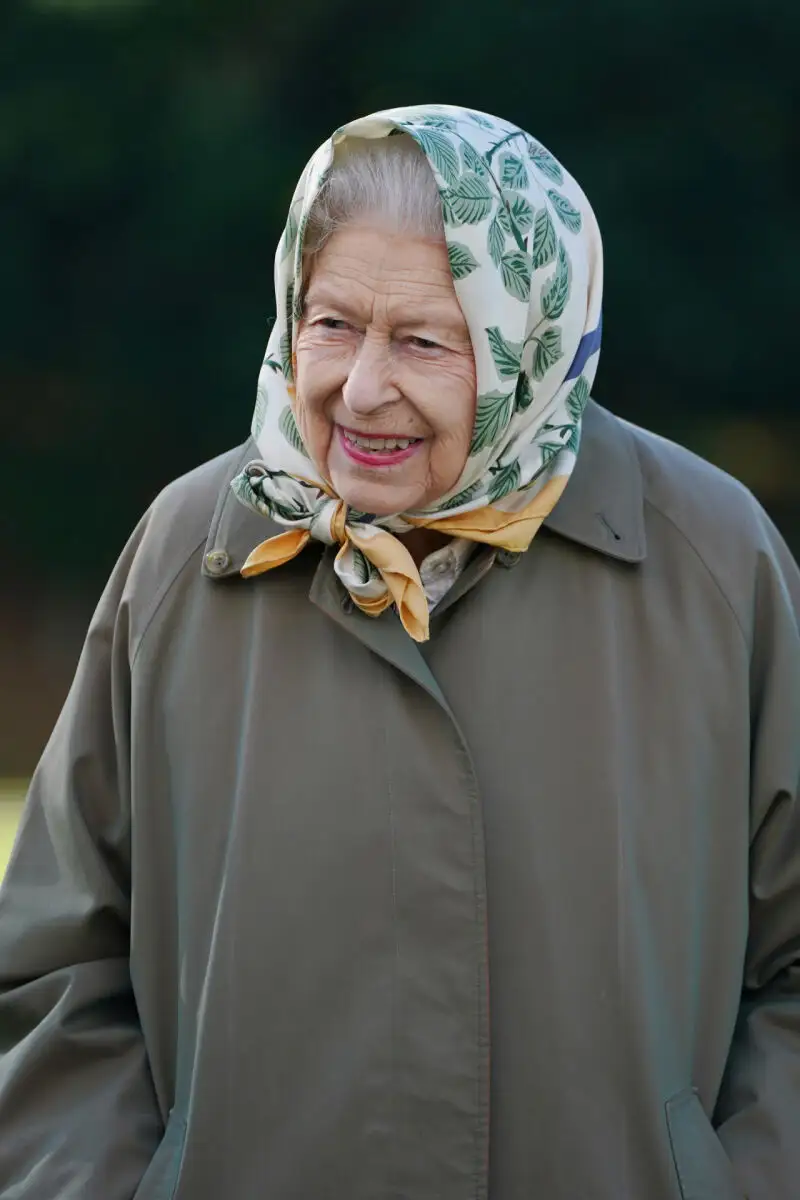 La reina Isabel II marcó el comienzo de la temporada oficial de plantación en Balmoral el viernes 1 de octubre de 2021. *** Local Caption *** .