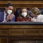 (I-D) El presidente del Gobierno, Pedro Sánchez; la vicepresidenta primera del Gobierno y ministra de Asuntos Económicos y Transformación Digital, Nadia Calviño; y la vicepresidenta segunda del Gobierno y ministra de Trabajo y Economía Social, Yolanda Díaz