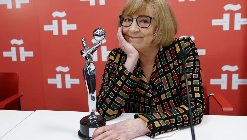 Carmen Maura posa durante el encuentro que mantuvo este miércoles con un reducido número de periodistas para hablar del Premio Platino de Honor