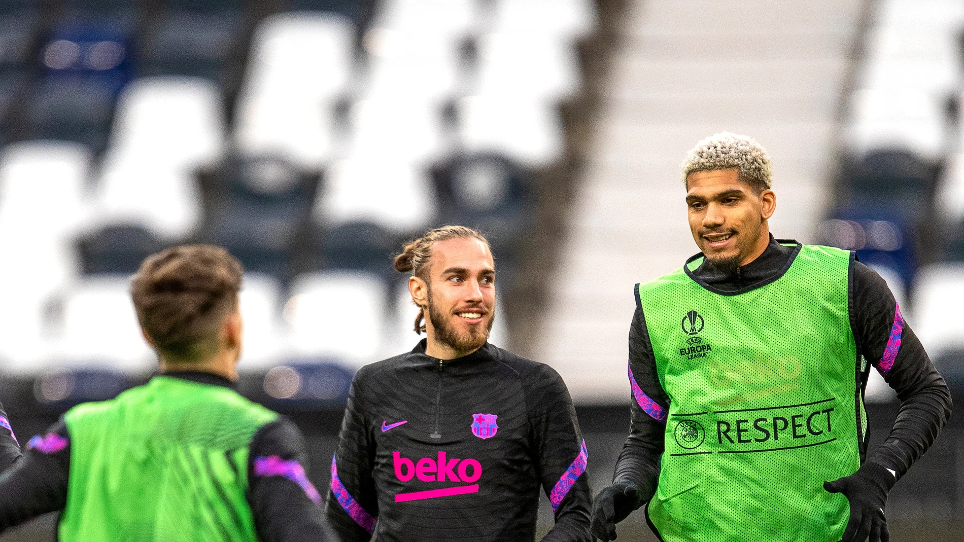 Araujo charla con Mingueza antes del partido del Barcelona contra el Eintracht