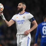 Karim Benzema se llevó el balón del Chelsea-Real Madrid de Champions por sus tres goles