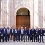 El consejero de la Presidencia, Elías Bendodo, con sindicatos policiales en el Parlamento andaluz
