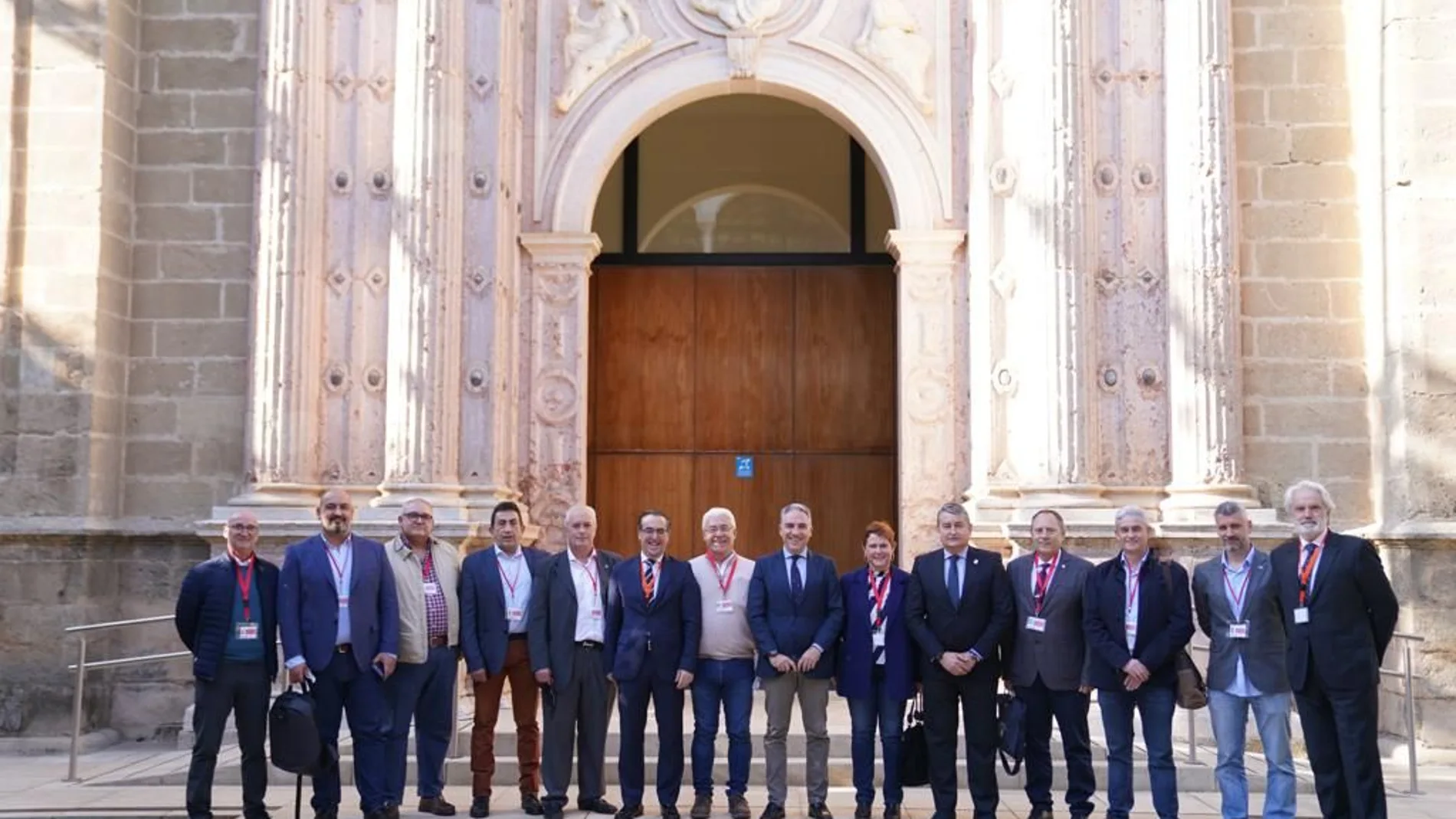 El consejero de la Presidencia, Elías Bendodo, con sindicatos policiales en el Parlamento andaluz