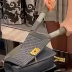 'Influencers' rompen bolsos de Chanel