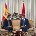 Pedro Sanchez con el primer ministro de Marruecos, Aziz Akhannouch. (AP Photo/Mosa'ab Elshamy)