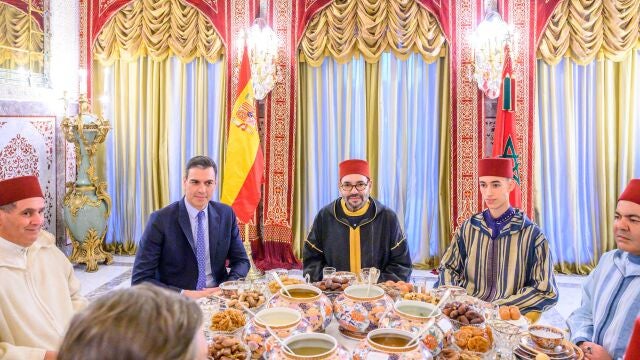 Sánchez, durante el "iftar" al que le invitó Mohammed VI con la bandera al revés