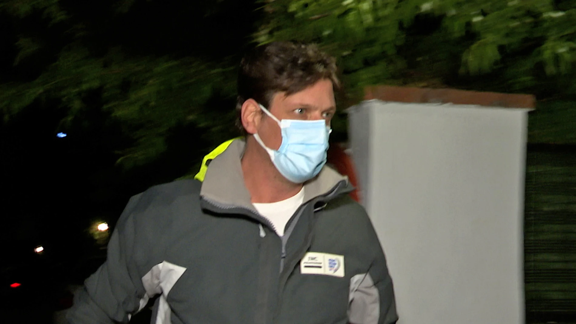 Luis Medina Abascal regresa a su domicilio después de haberse conocido que el juez ha admitido a tramite la querella que le acusa de estafa, falsedad documental y blanqueo