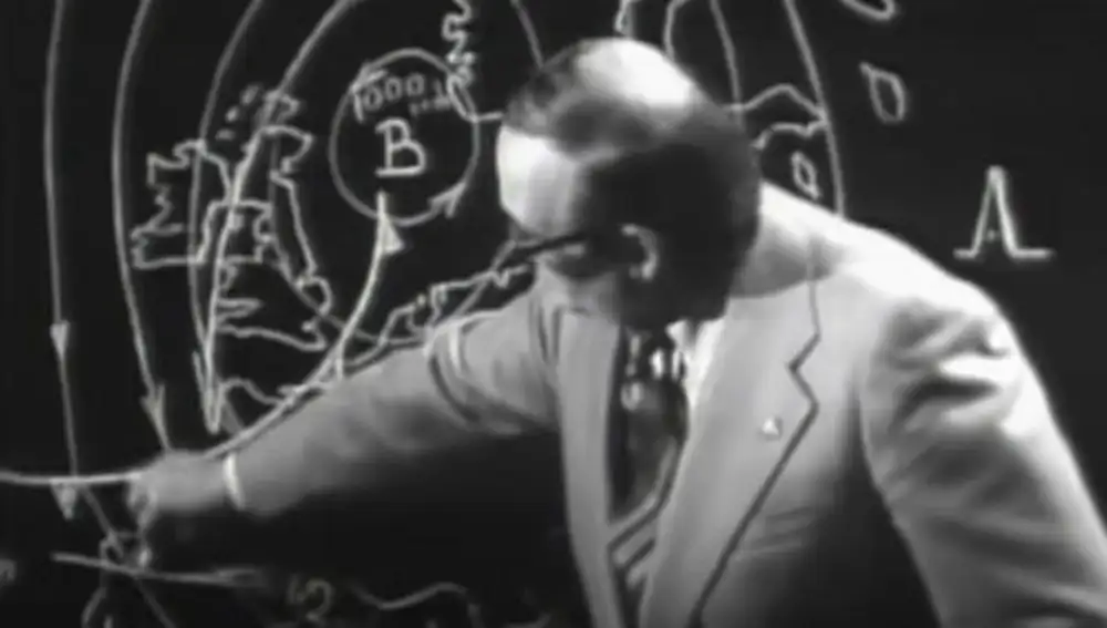 Mariano Medina, tiza en mano, durante una predicción del tiempo en TVE