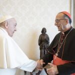 El Papa Francisco, ayer, con el cardenal Juan José Omella, al comienzo de la audiencia