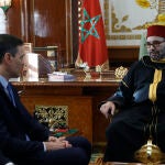 El presidente del Gobierno español, Pedro Sánchez, con el rey Mohamed VI de Marruecos