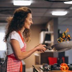 Que salte el aceite caliente es consecuencia del contacto con el agua de los alimentos | Fuente: Freepik