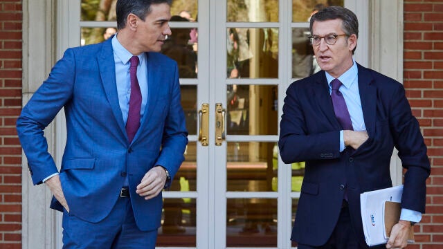 Sánchez y Feijóo, ayer se saludan antes de la reunión en Moncloa