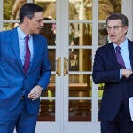 Sánchez y Feijóo, ayer se saludan antes de la reunión en Moncloa