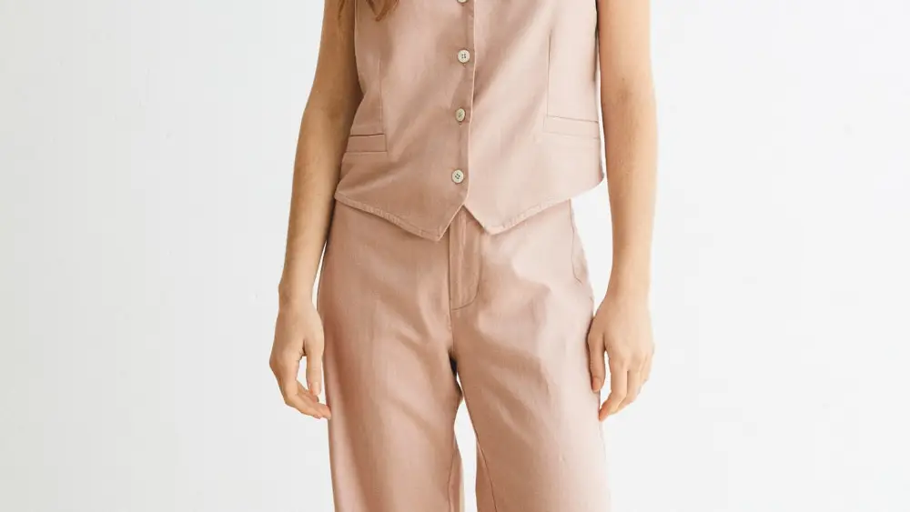 Chaleco estilo sastre en color rosa, de Eseose