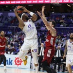 Yabusele intenta anotar en la canasta del Bayern