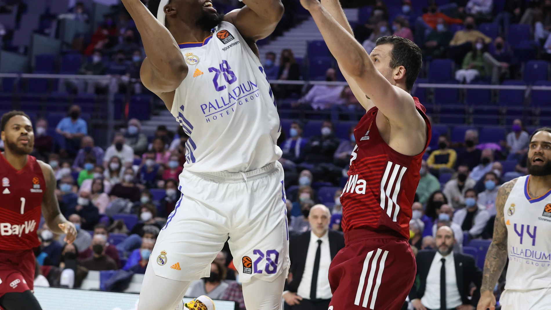 Yabusele intenta anotar en la canasta del Bayern