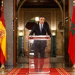 RABAT (MARRUECOS), 07/04/2022.- El presidente del Gobierno español, Pedro Sánchez, durante la rueda de prensa ofrecida este jueves en Rabat en la que ha informado que España y Marruecos han acordado la reapertura progresiva y ordenada de los pasos fronterizos de Ceuta y Melilla y la plena normalización del paso de bienes y mercancías. EFE/Mariscal