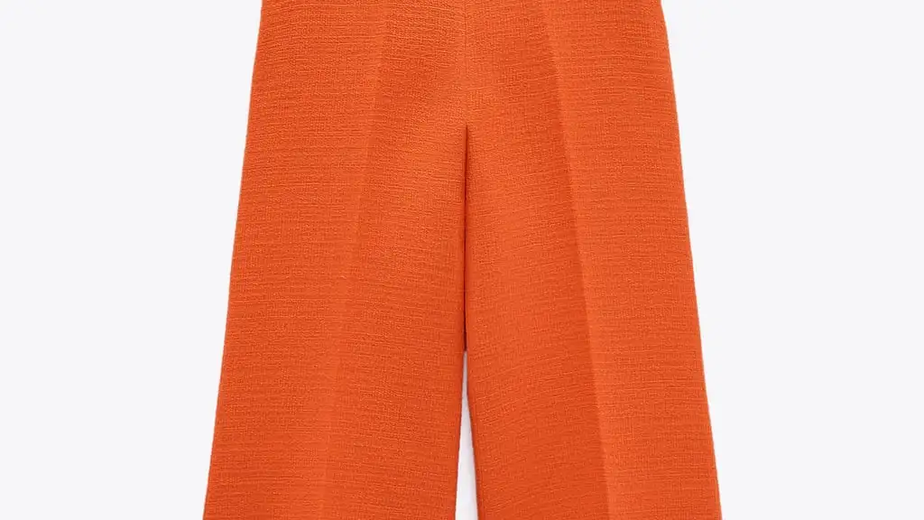 Pantalón estructura botones, de Zara