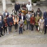 Foto de familia del presidente de la Diputación de Valladolid, Conrado Íscar con los galardonados con premios y becas que otorga la institución provincial