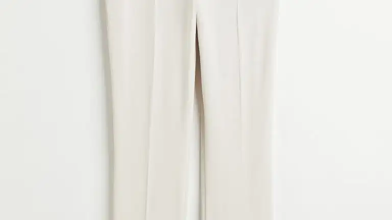 Pantalón con abertura en el bajo, de H&M