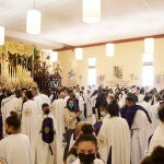 El cuerpo de nazarenos de la Hermandad de Pino Montano espera la salida procesional después de una espera de dos años debido a la pandemia del Covid- 19 en la el barrio de Pino Montano, en Sevilla (Andalucía)