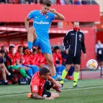 Marcos Llorente disputa una pelota con Dani Rodríguez