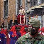 La Hermandad del Santo Cristo de los Artilleros procesiona desde la iglesia penitencial de la Santa Vera Cruz.