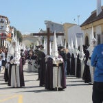 La procesión de la Hermandad de la Entrega de Guadalcacín. EFE/María José Romero