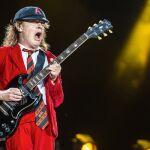 La música de Anngus Young, miembro fundador y principal guitarrista de la mítica banda de AC/DC se contrapone radicalmente con las sinfonías clásicas de Gustav Mahler