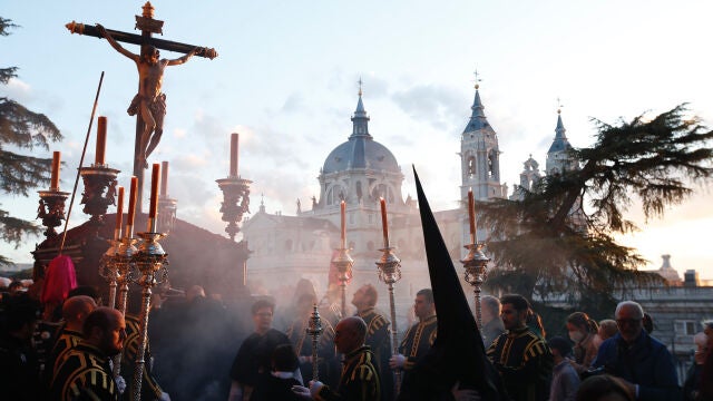 MADRID, 10/04/2022.- Procesi&oacute;n de Los Estudiantes organizada por La Hermandad Sacramental y Cofrad&iacute;a de Nazarenos del Sant&iacute;simo Cristo de la Fe y del Perd&oacute;n, Mar&iacute;a Sant&iacute;sima Inmaculada Madre de la Iglesia y Arc&aacute;ngel San Miguel, este Domingo de Ramos en Madrid. EFE/Javier L&oacute;pez