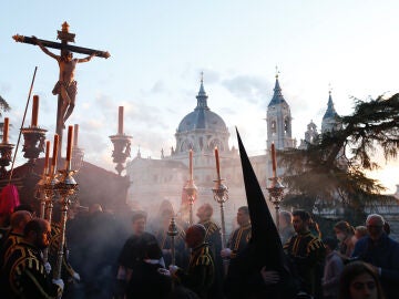 MADRID, 10/04/2022.- Procesi&oacute;n de Los Estudiantes organizada por La Hermandad Sacramental y Cofrad&iacute;a de Nazarenos del Sant&iacute;simo Cristo de la Fe y del Perd&oacute;n, Mar&iacute;a Sant&iacute;sima Inmaculada Madre de la Iglesia y Arc&aacute;ngel San Miguel, este Domingo de Ramos en Madrid. EFE/Javier L&oacute;pez
