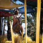Los fieles portan sus palmas blancas, algunas de ellas ornamentales, durante la procesión junto al paso de Jesús Triunfante este Domingo de Ramos en Elche, declarada de interés turístico internacional.