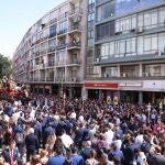 El paso de la Sagrada Cena rodeado de mucho público, en la Semana Santa en Sevilla