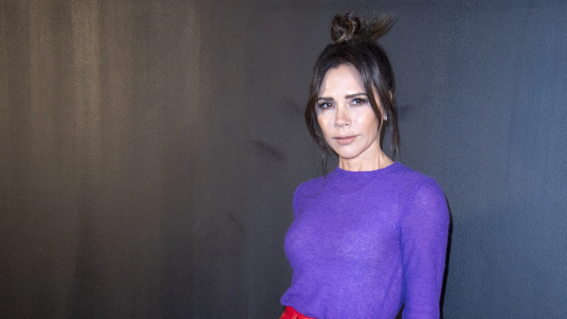 La diseñadora y cantante Victoria Adams asiste al desfile de Saint Laurent en la Semana de la Moda de París en París, Francia, el 1 de marzo de 2022