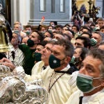 El actor malagueño Antonio Banderas participa como mayordomo del Trono de María Santísima de Lágrimas y Favores en las Cofradías Fusionadas, en el inicio de la Semana Santa de Málaga este Domingo de Ramos.