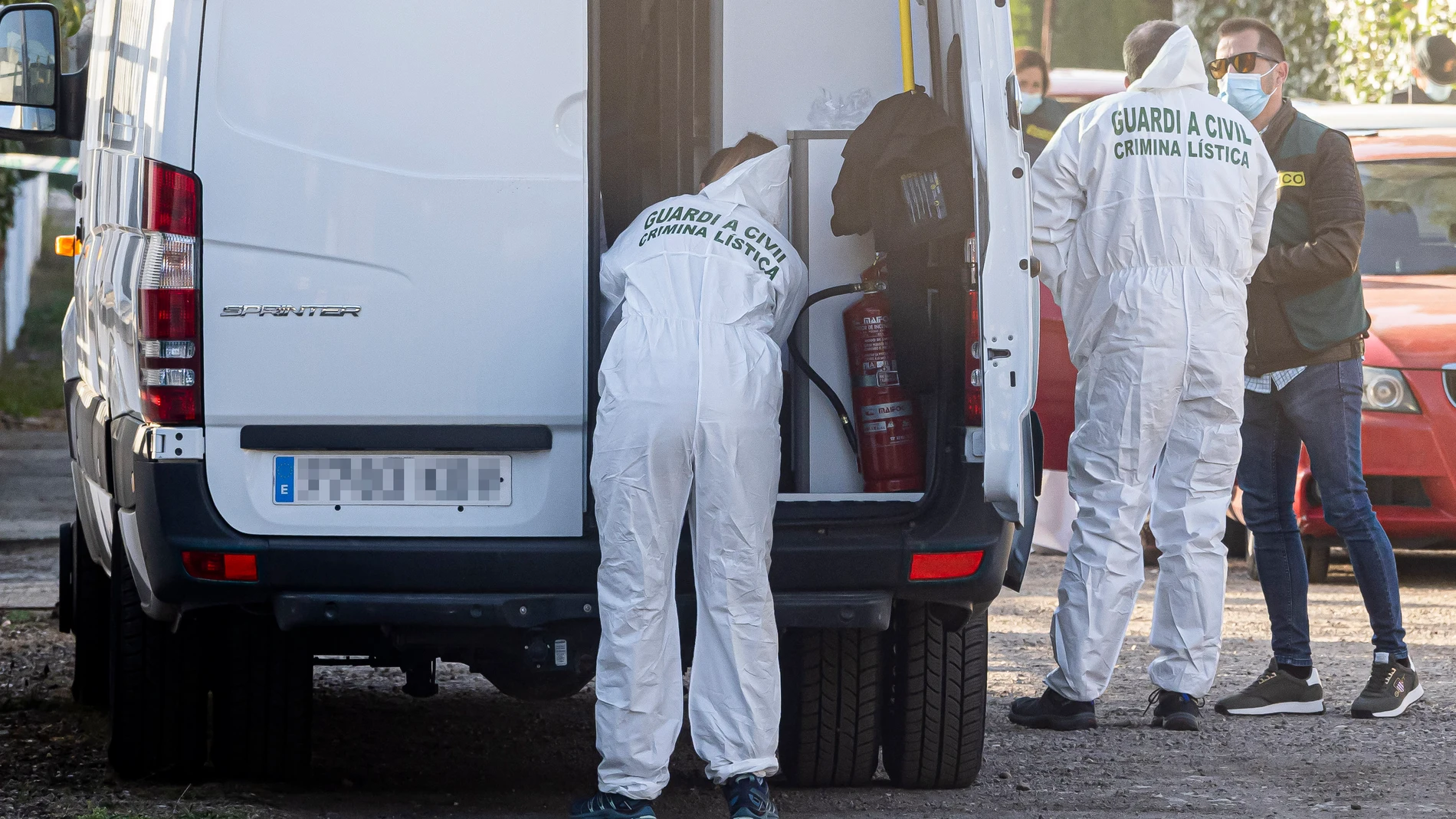 Varios agentes de la Guardia Civil Criminalística durante la investigación del caso