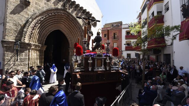 La Hiniesta a la salida de la Parroquia de San Julián