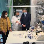 El consejero de Salud, Juan José Pedreño, junto a la presidenta del Colegio Oficial de Farmacéuticos de la Región de Murcia, Paula Payá