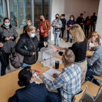 Varios padres votan para cambiar la jornada escolar, en el CEIP Les Arts de Valencia