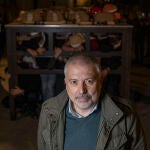 El capataz de los costaleros Jose Manuel Viseras, en el ensayo para Semana Santa de la Hermandad de los Estudiantes