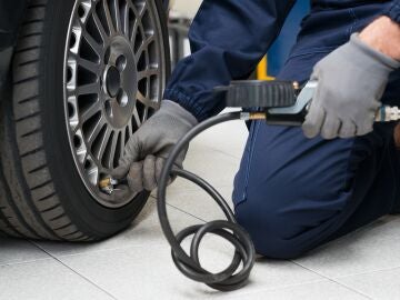 Comprobaci&oacute;n mec&aacute;nica de la presi&oacute;n de los neum&aacute;ticos con man&oacute;metro